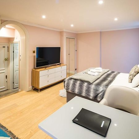 Superb Chelsea Rare Find With Patio 2 Min From Tube Apartment London Exterior photo